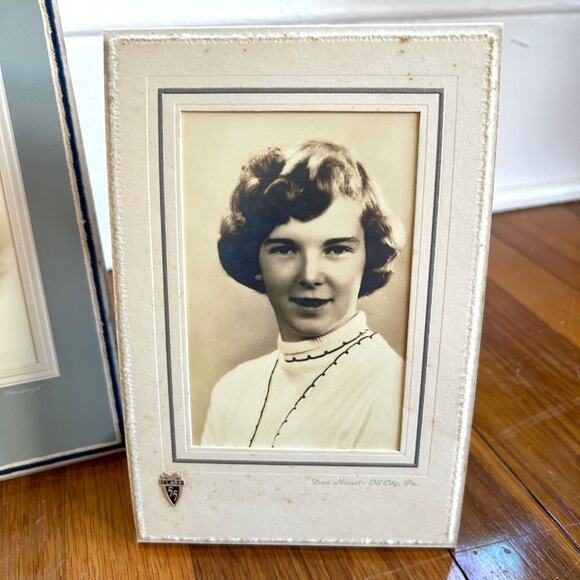 Vintage Family Photo Black & White Photograph Lot in Paper Frames from the 1950s - Picture 4 of 16